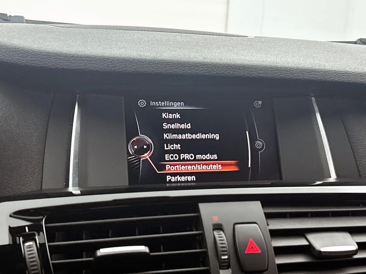 xDrive20i Executive | M SPORT PAKKET | NAVIGATIE | BLEUTOOTH | ELEKTRISCHE ACHTERKLEP |