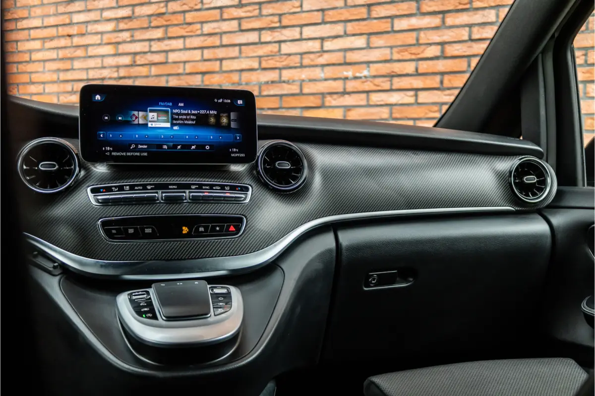 300d DC | AMG | 4-Matic | 360 Camera | Stoelventilatie | CarPlay | Navigatie | Lederen bekleding | Elek schuifdeuren | LED koplampen | Elek achterklep | DAB | V300 | V300d | Nieuwe APK | Dea