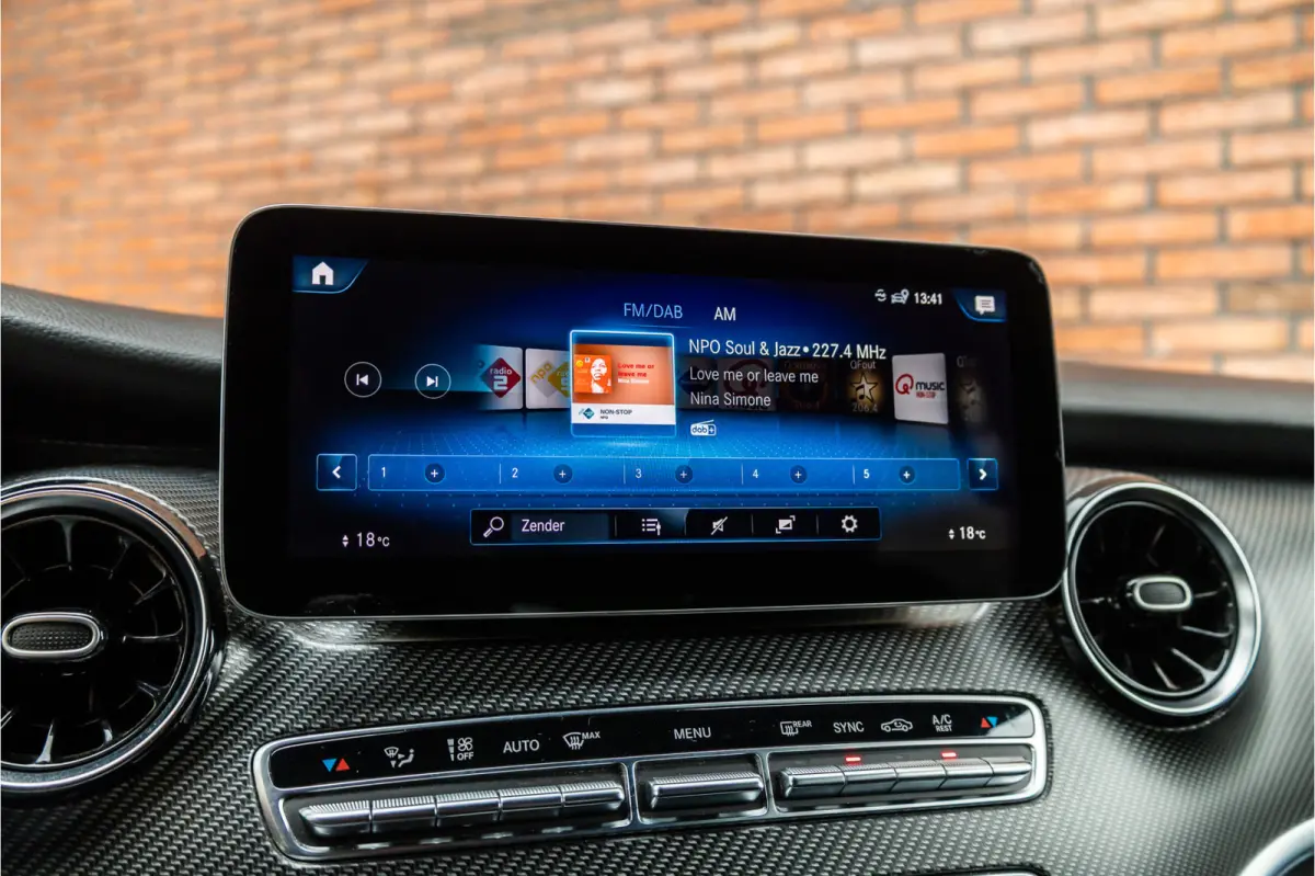 300d DC | AMG | 4-Matic | 360 Camera | Stoelventilatie | CarPlay | Navigatie | Lederen bekleding | Elek schuifdeuren | LED koplampen | Elek achterklep | DAB | V300 | V300d | Nieuwe APK | Dea