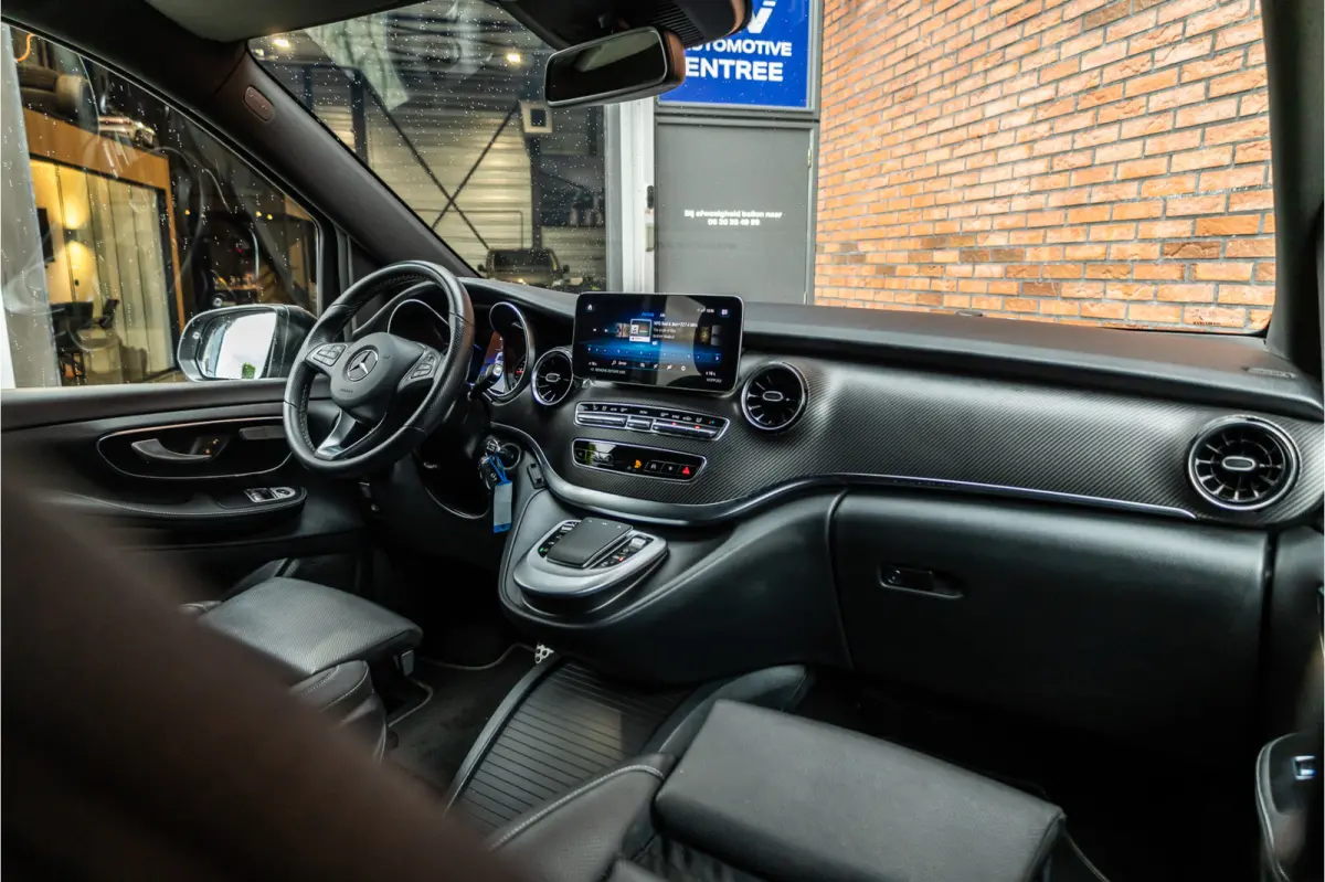 300d DC | AMG | 4-Matic | 360 Camera | Stoelventilatie | CarPlay | Navigatie | Lederen bekleding | Elek schuifdeuren | LED koplampen | Elek achterklep | DAB | V300 | V300d | Nieuwe APK | Dea