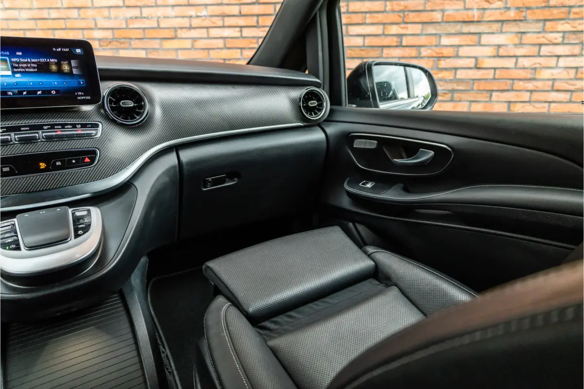 300d DC | AMG | 4-Matic | 360 Camera | Stoelventilatie | CarPlay | Navigatie | Lederen bekleding | Elek schuifdeuren | LED koplampen | Elek achterklep | DAB | V300 | V300d | Nieuwe APK | Dea