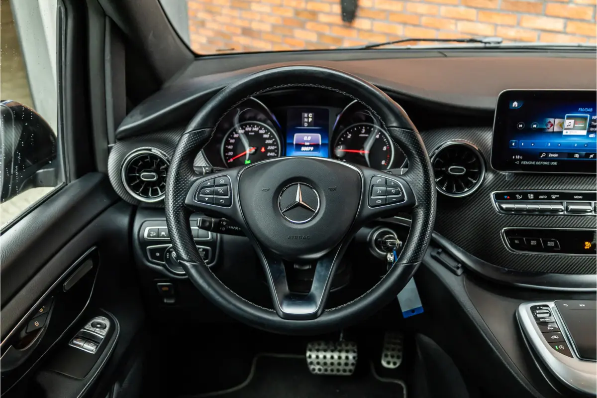 300d DC | AMG | 4-Matic | 360 Camera | Stoelventilatie | CarPlay | Navigatie | Lederen bekleding | Elek schuifdeuren | LED koplampen | Elek achterklep | DAB | V300 | V300d | Nieuwe APK | Dea