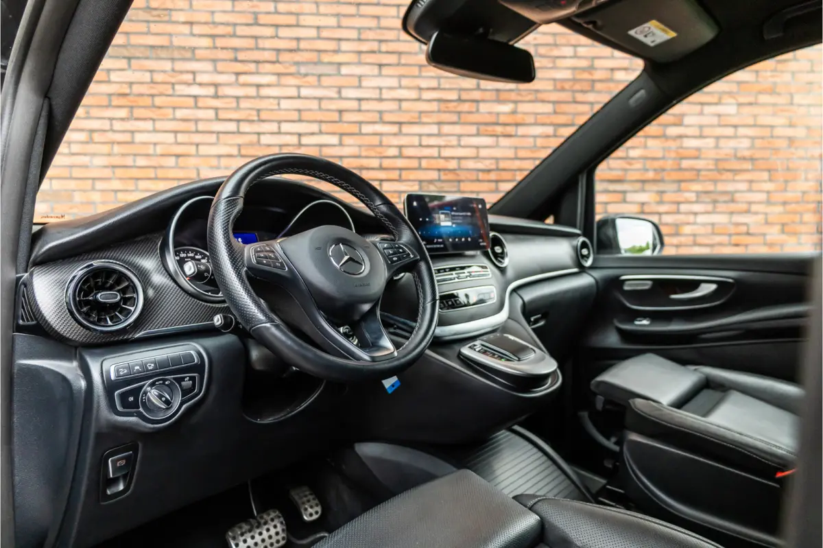 300d DC | AMG | 4-Matic | 360 Camera | Stoelventilatie | CarPlay | Navigatie | Lederen bekleding | Elek schuifdeuren | LED koplampen | Elek achterklep | DAB | V300 | V300d | Nieuwe APK | Dea