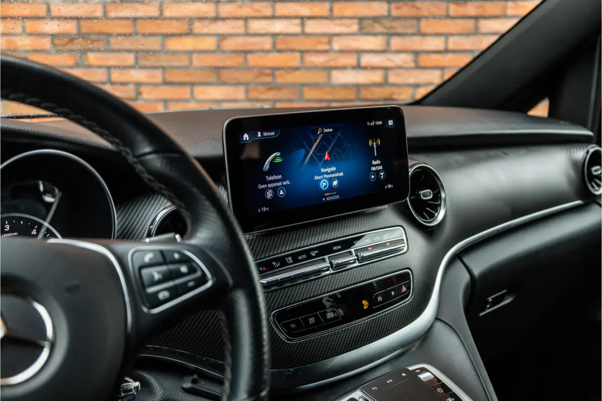 300d DC | AMG | 4-Matic | 360 Camera | Stoelventilatie | CarPlay | Navigatie | Lederen bekleding | Elek schuifdeuren | LED koplampen | Elek achterklep | DAB | V300 | V300d | Nieuwe APK | Dea