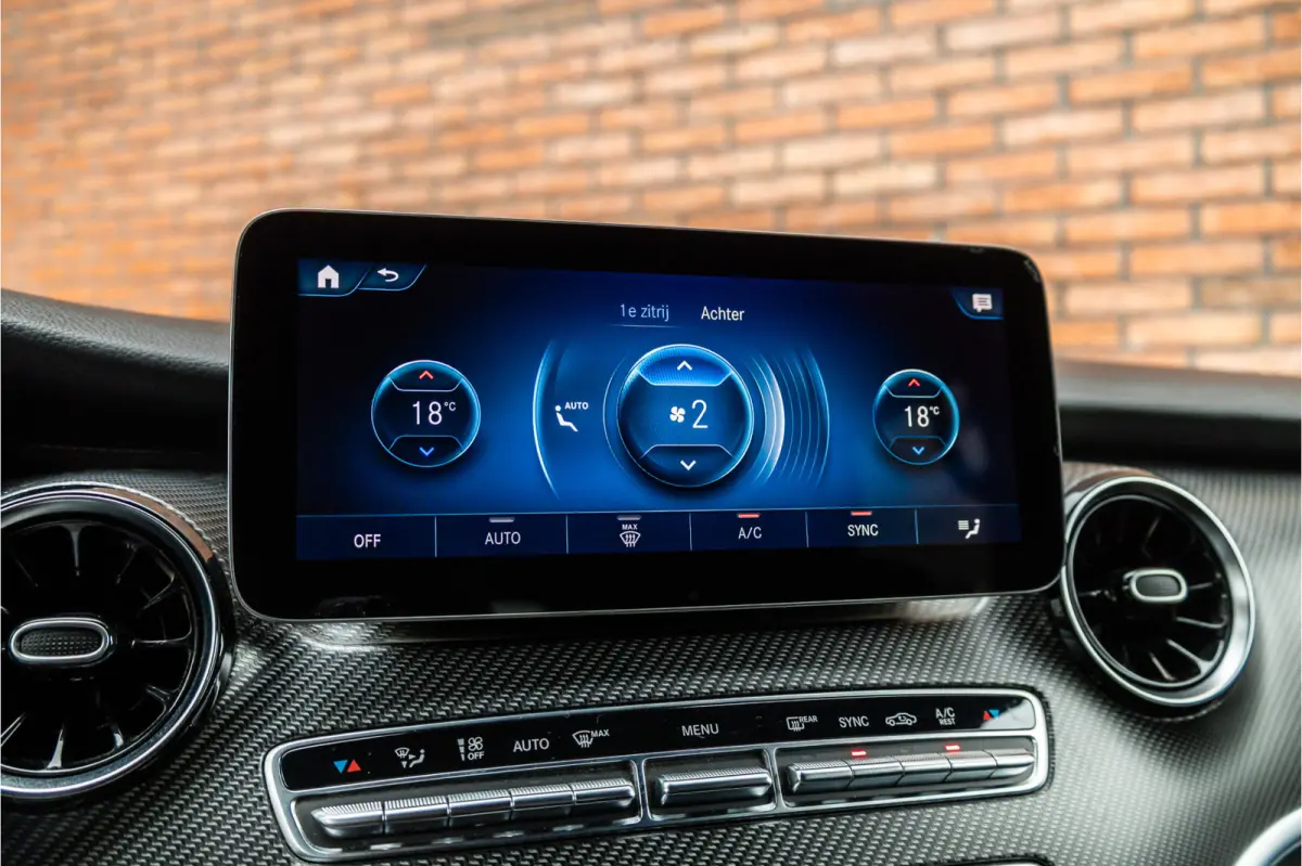 300d DC | AMG | 4-Matic | 360 Camera | Stoelventilatie | CarPlay | Navigatie | Lederen bekleding | Elek schuifdeuren | LED koplampen | Elek achterklep | DAB | V300 | V300d | Nieuwe APK | Dea