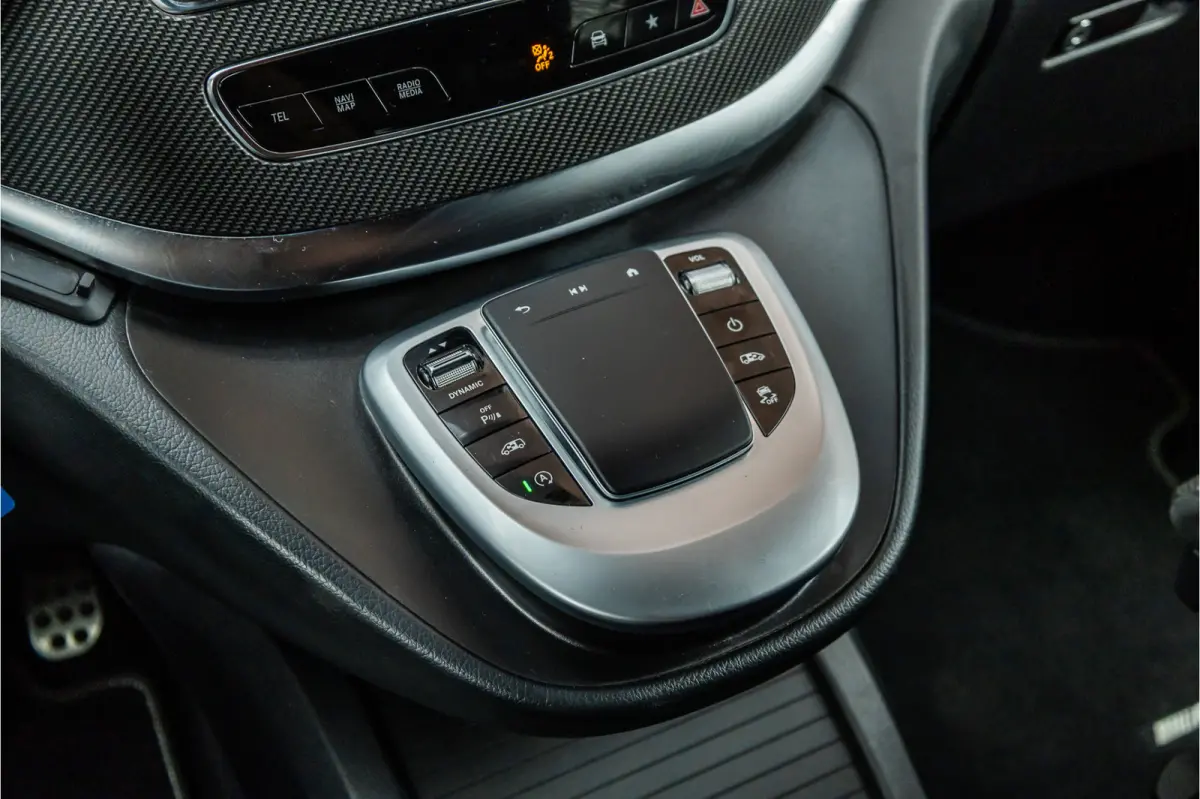300d DC | AMG | 4-Matic | 360 Camera | Stoelventilatie | CarPlay | Navigatie | Lederen bekleding | Elek schuifdeuren | LED koplampen | Elek achterklep | DAB | V300 | V300d | Nieuwe APK | Dea