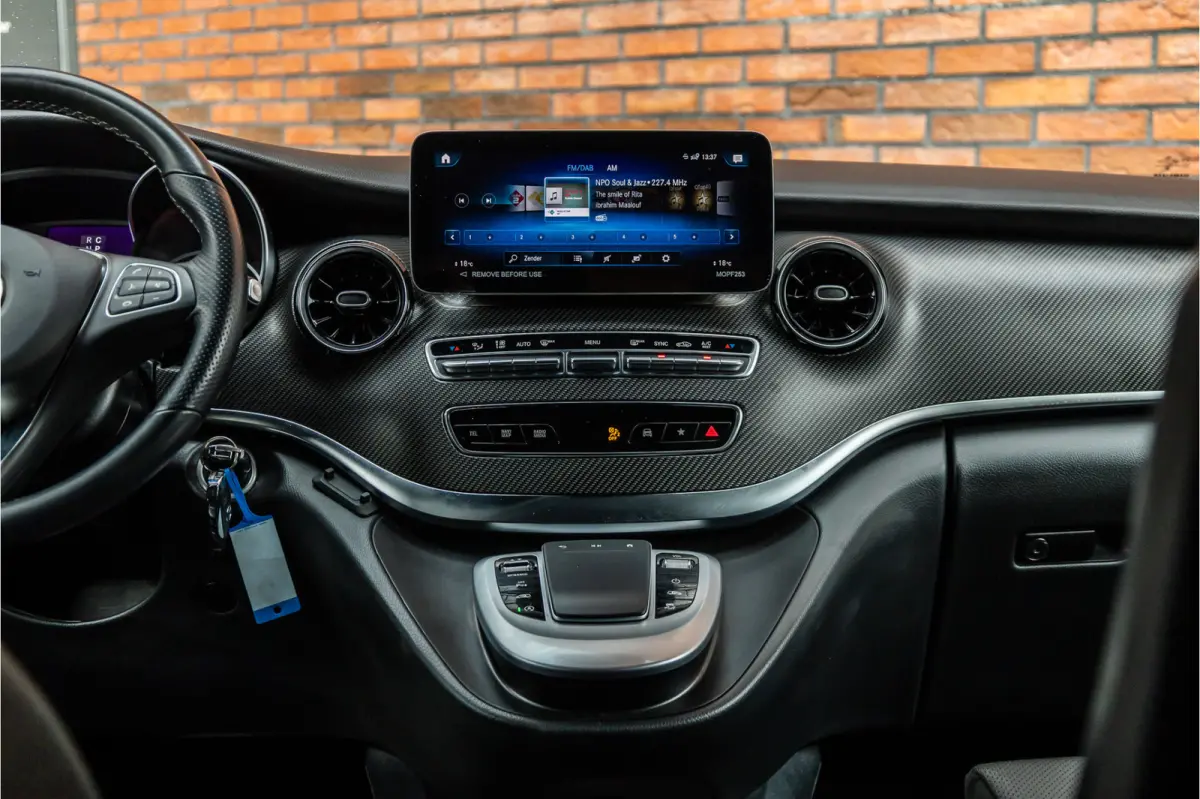 300d DC | AMG | 4-Matic | 360 Camera | Stoelventilatie | CarPlay | Navigatie | Lederen bekleding | Elek schuifdeuren | LED koplampen | Elek achterklep | DAB | V300 | V300d | Nieuwe APK | Dea