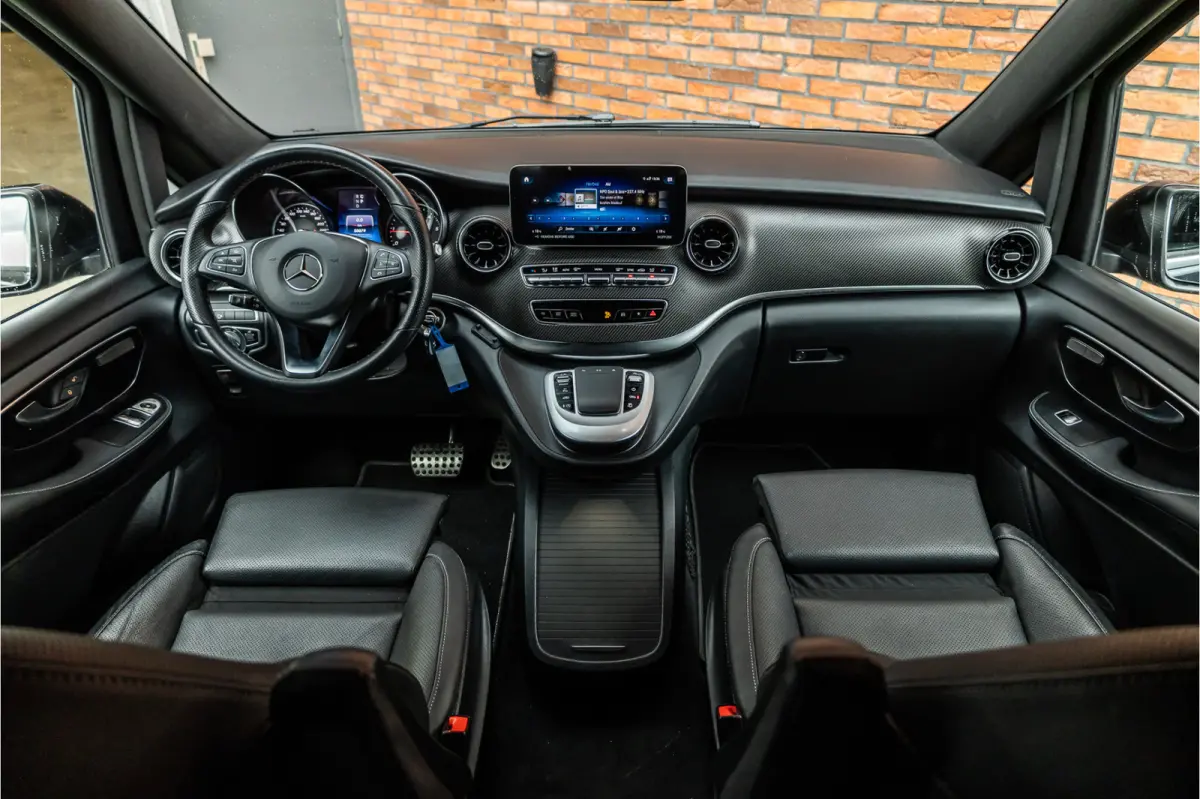 300d DC | AMG | 4-Matic | 360 Camera | Stoelventilatie | CarPlay | Navigatie | Lederen bekleding | Elek schuifdeuren | LED koplampen | Elek achterklep | DAB | V300 | V300d | Nieuwe APK | Dea