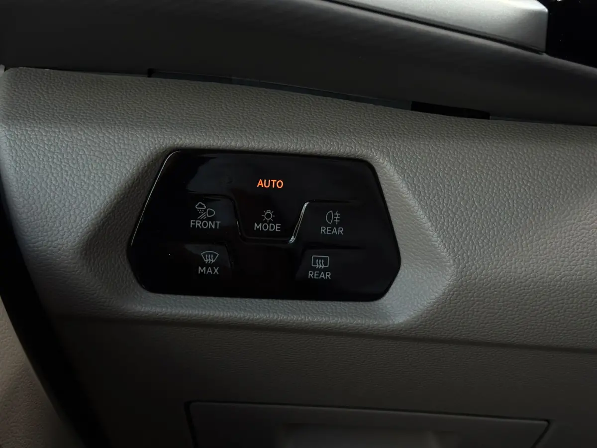 eHybrid 4MOTION L2 | Bulli | Glazen Dak | Trekhaak | 4 Seizoenen banden | Vis-A-Vis | IQ-Light