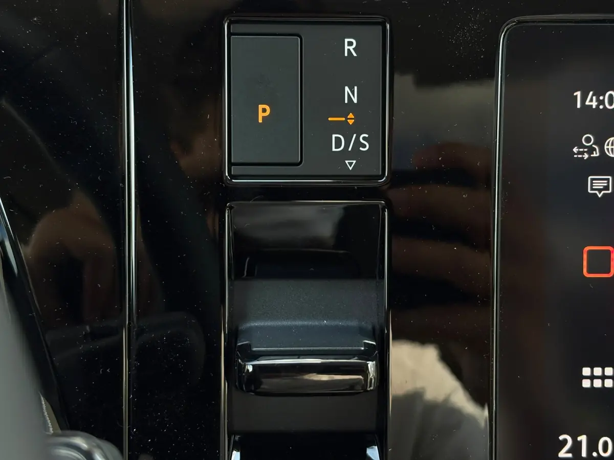 eHybrid 4MOTION L2 | Bulli | Glazen Dak | Trekhaak | 4 Seizoenen banden | Vis-A-Vis | IQ-Light