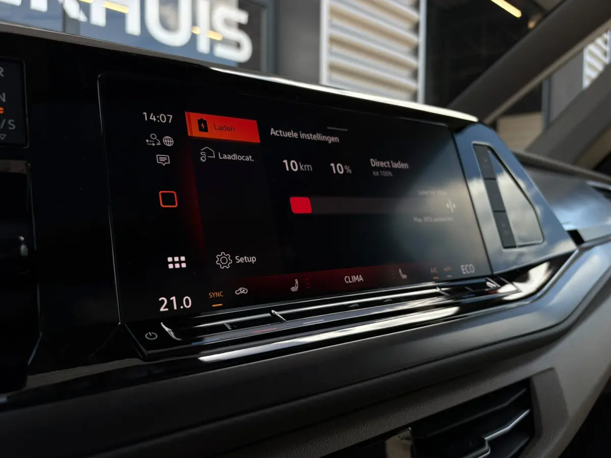 eHybrid 4MOTION L2 | Bulli | Glazen Dak | Trekhaak | 4 Seizoenen banden | Vis-A-Vis | IQ-Light
