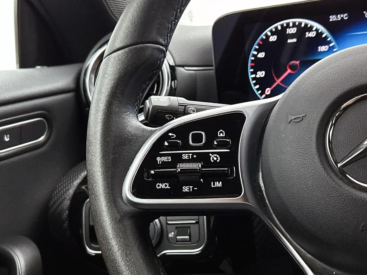 180 Business Solution | APPLE CARPLAY | NAVIGATIE | ELEKTRISCHE ACHTERKLEP | BLUETOOTH | CRUISE CONTROL | STOELVERWARMING |