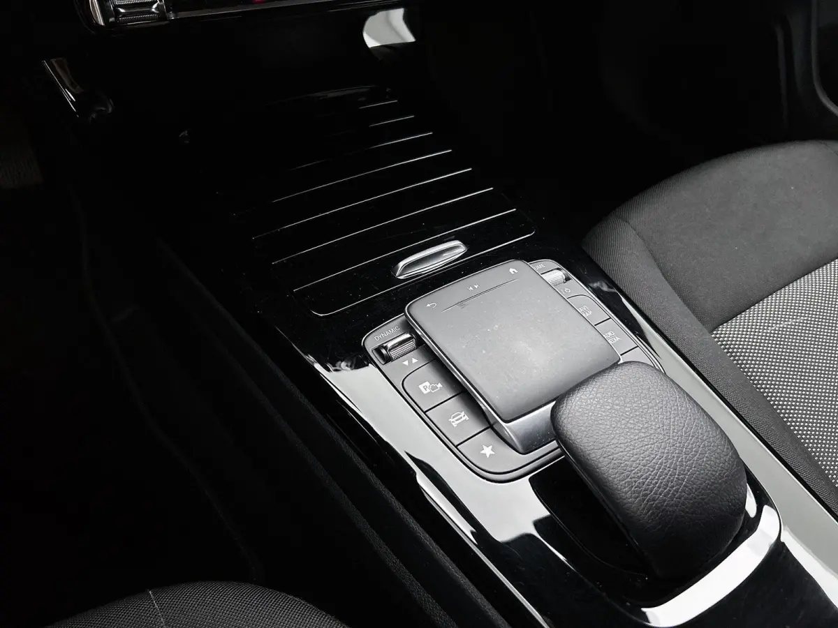 180 Business Solution | ACHTERUITRIJCAMERA | APPLE CARPLAY - ANDROID AUTO | ELEKTRISCHE KOFFERKLEP | STOELVERWARMING | CRUISE CONTROL | CLIMATE CONTROL | WIDE SCREEN |