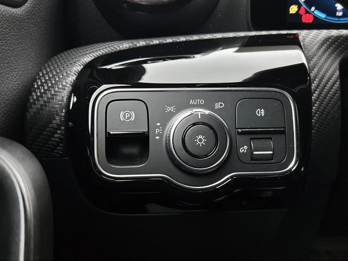 180 Business Solution | ACHTERUITRIJCAMERA | APPLE CARPLAY - ANDROID AUTO | ELEKTRISCHE KOFFERKLEP | STOELVERWARMING | CRUISE CONTROL | CLIMATE CONTROL | WIDE SCREEN |