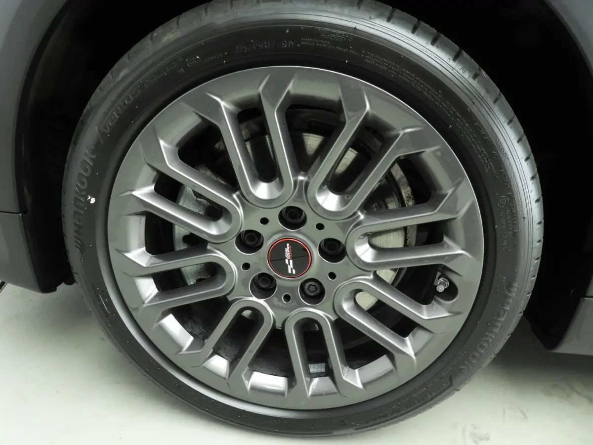 Cooper C Favoured M pakket / Panoramadak / JCW Stoelen / Harman-Kardon / Head-up / LED / Park assist / Alu wielen 17 inch