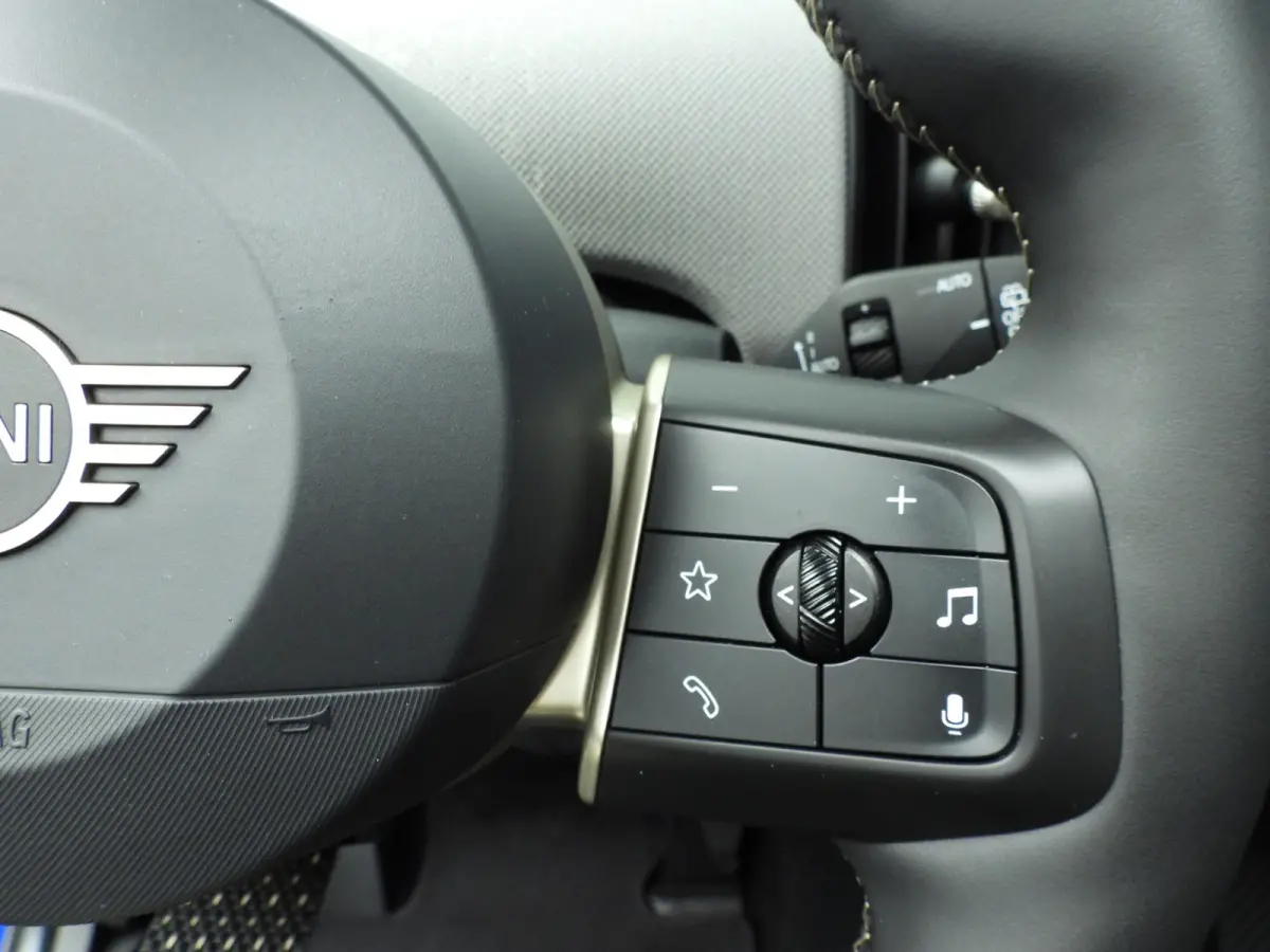 Cooper C Favoured M pakket / Panoramadak / JCW Stoelen / Harman-Kardon / Head-up / LED / Park assist / Alu wielen 17 inch