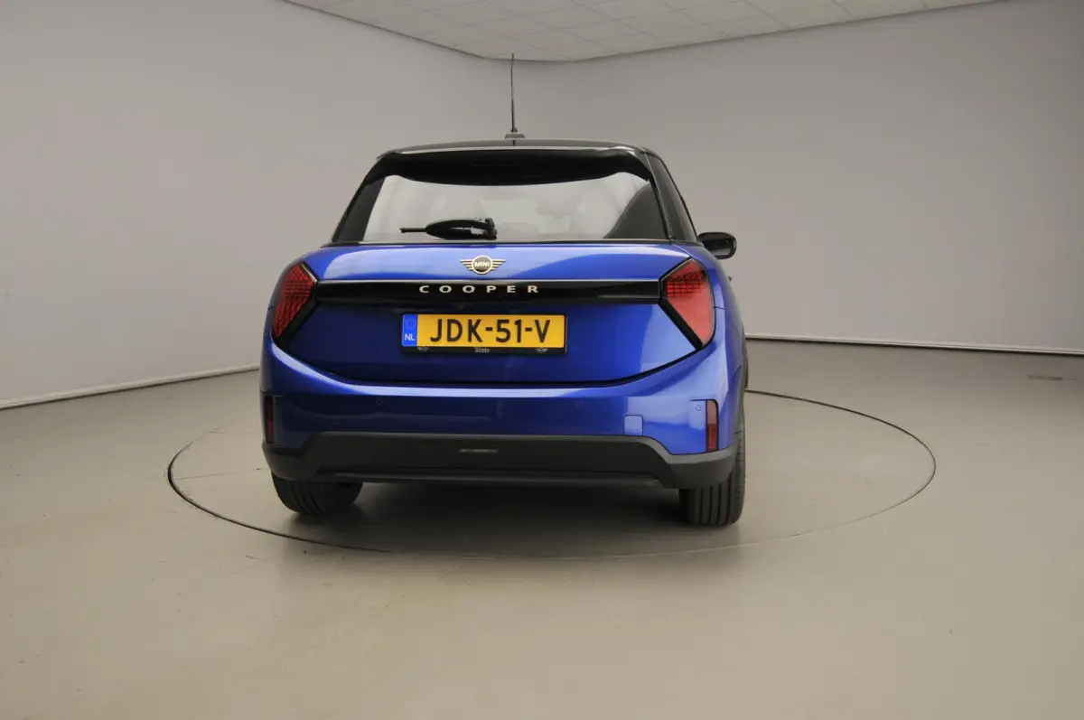 Cooper C Favoured M pakket / Panoramadak / JCW Stoelen / Harman-Kardon / Head-up / LED / Park assist / Alu wielen 17 inch