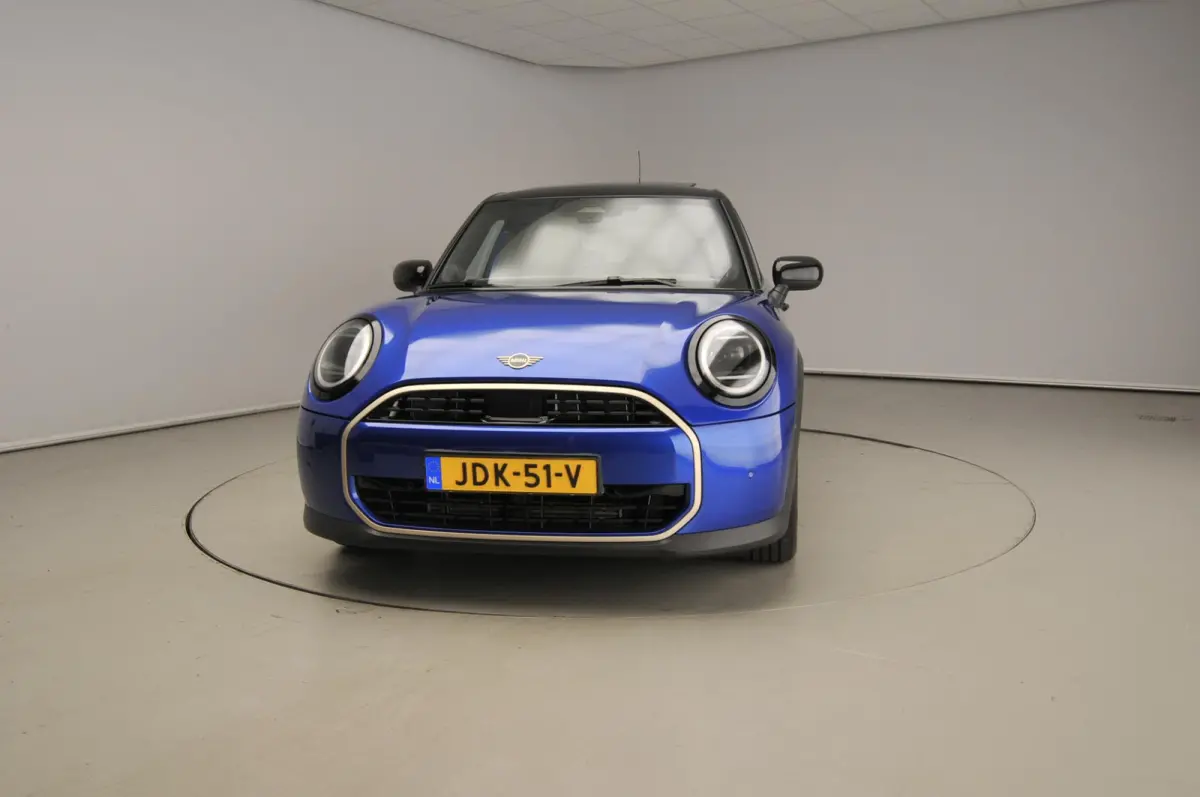 Cooper C Favoured M pakket / Panoramadak / JCW Stoelen / Harman-Kardon / Head-up / LED / Park assist / Alu wielen 17 inch