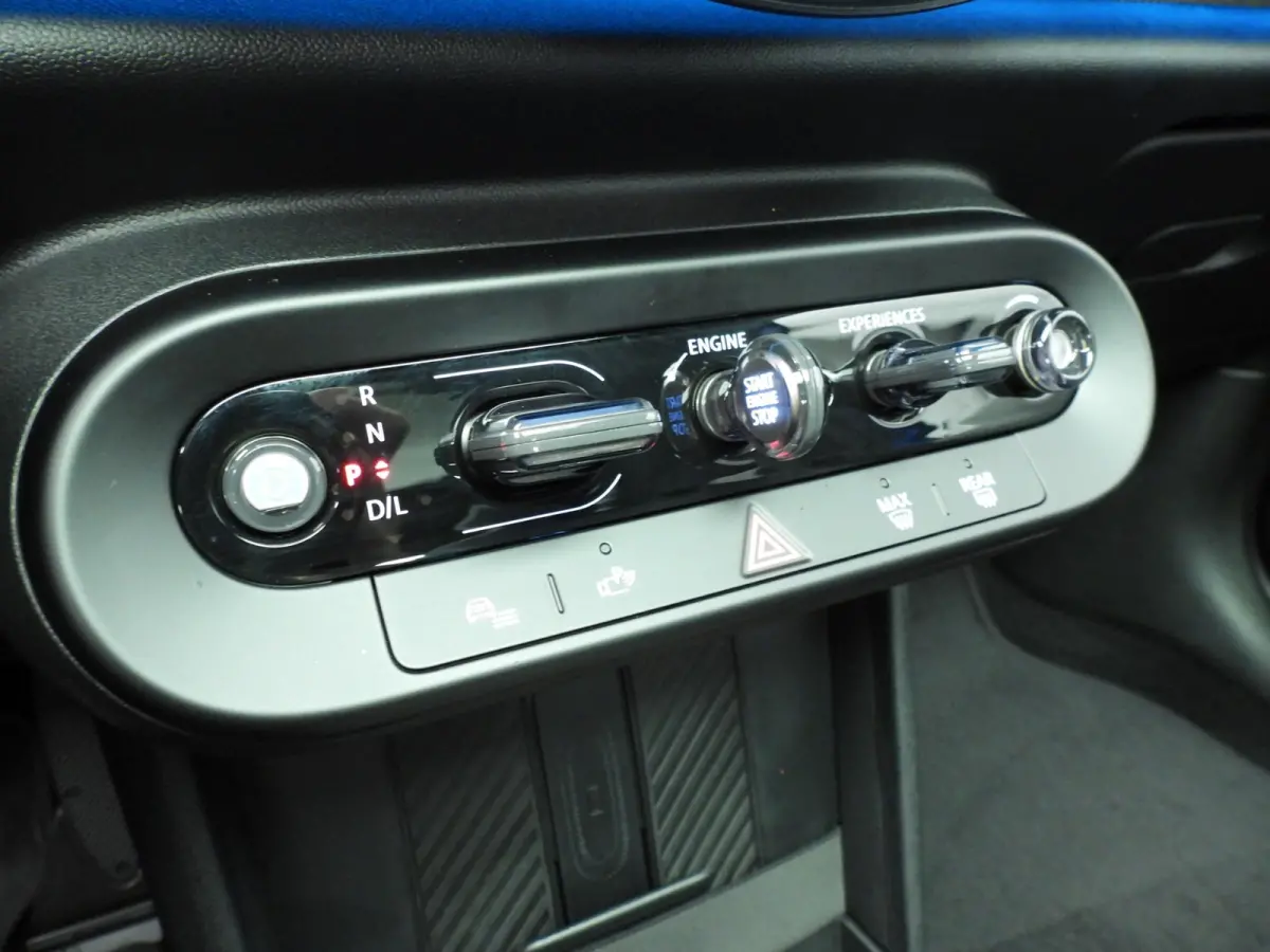Cooper C Favoured M pakket / Panoramadak / JCW Stoelen / Harman-Kardon / Head-up / LED / Park assist / Alu wielen 17 inch