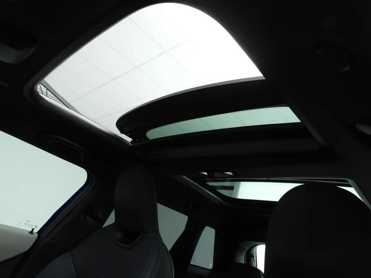 Cooper C Favoured M pakket / Panoramadak / JCW Stoelen / Harman-Kardon / Head-up / LED / Park assist / Alu wielen 17 inch
