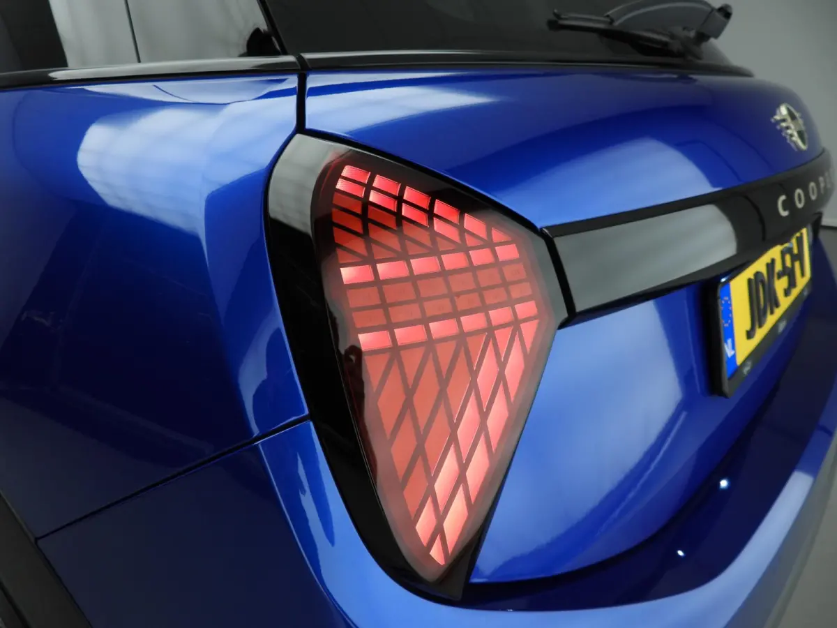 Cooper C Favoured M pakket / Panoramadak / JCW Stoelen / Harman-Kardon / Head-up / LED / Park assist / Alu wielen 17 inch
