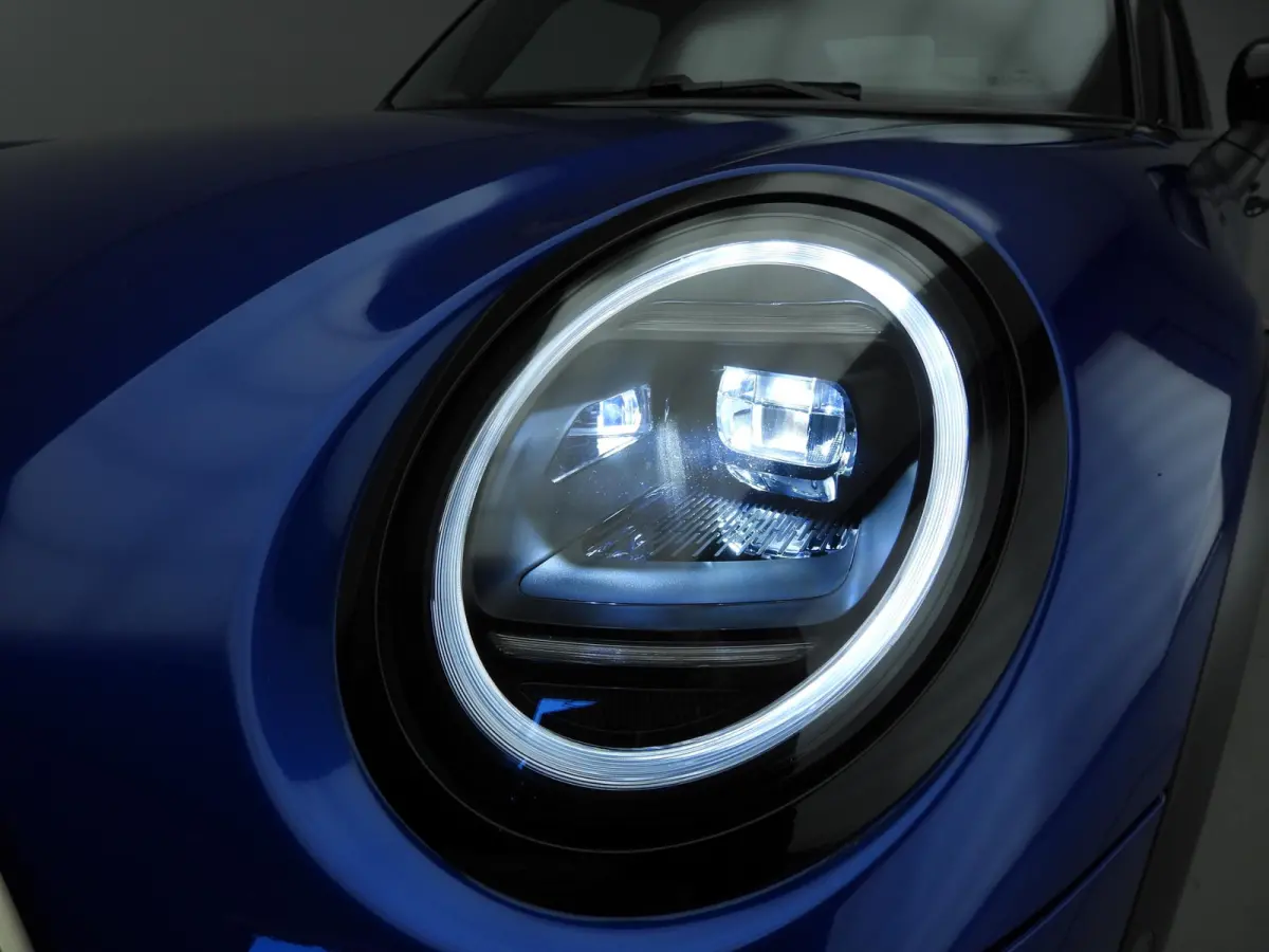 Cooper C Favoured M pakket / Panoramadak / JCW Stoelen / Harman-Kardon / Head-up / LED / Park assist / Alu wielen 17 inch