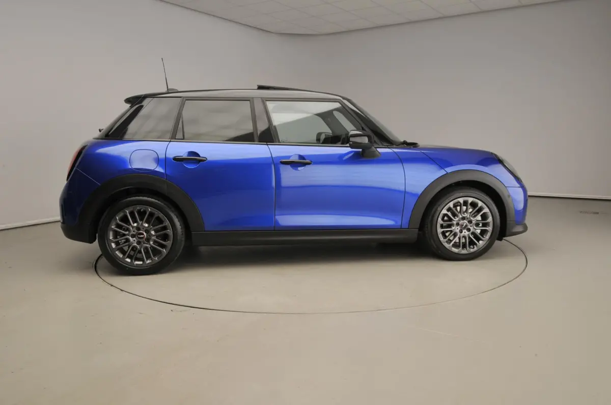 Cooper C Favoured M pakket / Panoramadak / JCW Stoelen / Harman-Kardon / Head-up / LED / Park assist / Alu wielen 17 inch