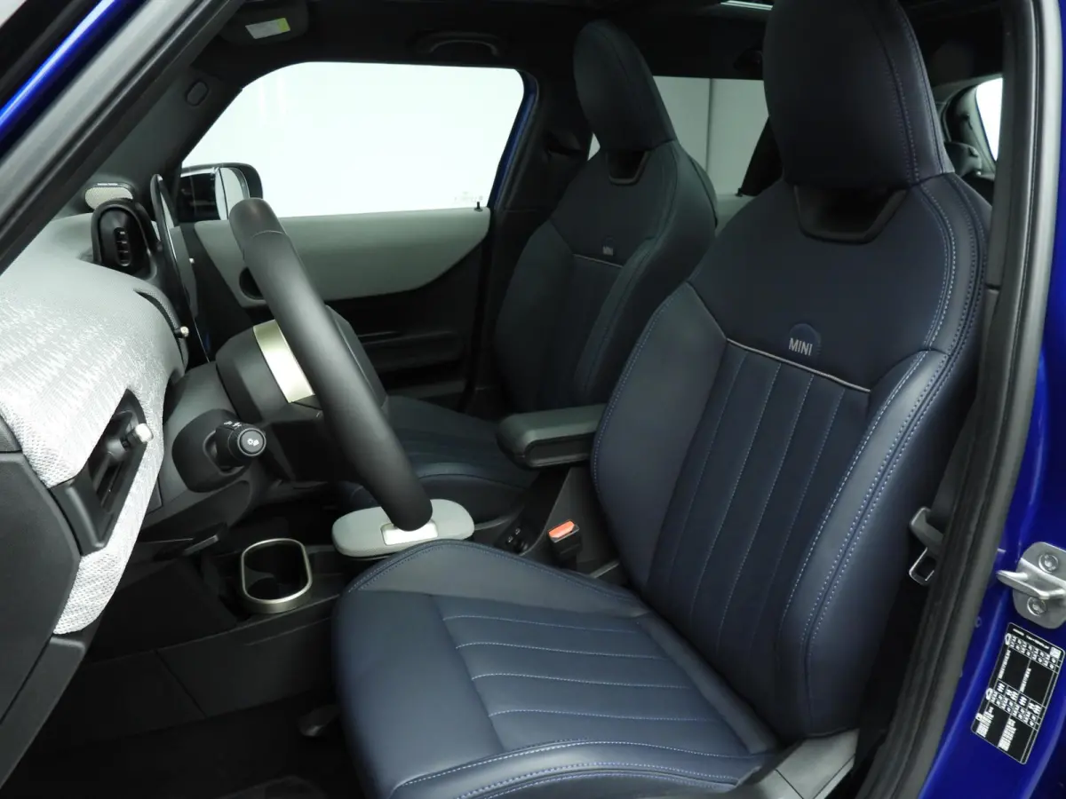 Cooper C Favoured M pakket / Panoramadak / JCW Stoelen / Harman-Kardon / Head-up / LED / Park assist / Alu wielen 17 inch