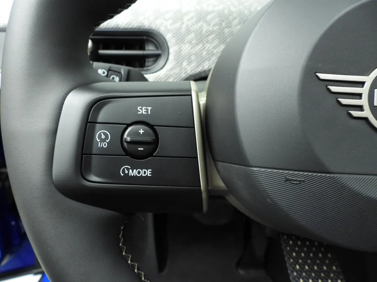 Cooper C Favoured M pakket / Panoramadak / JCW Stoelen / Harman-Kardon / Head-up / LED / Park assist / Alu wielen 17 inch