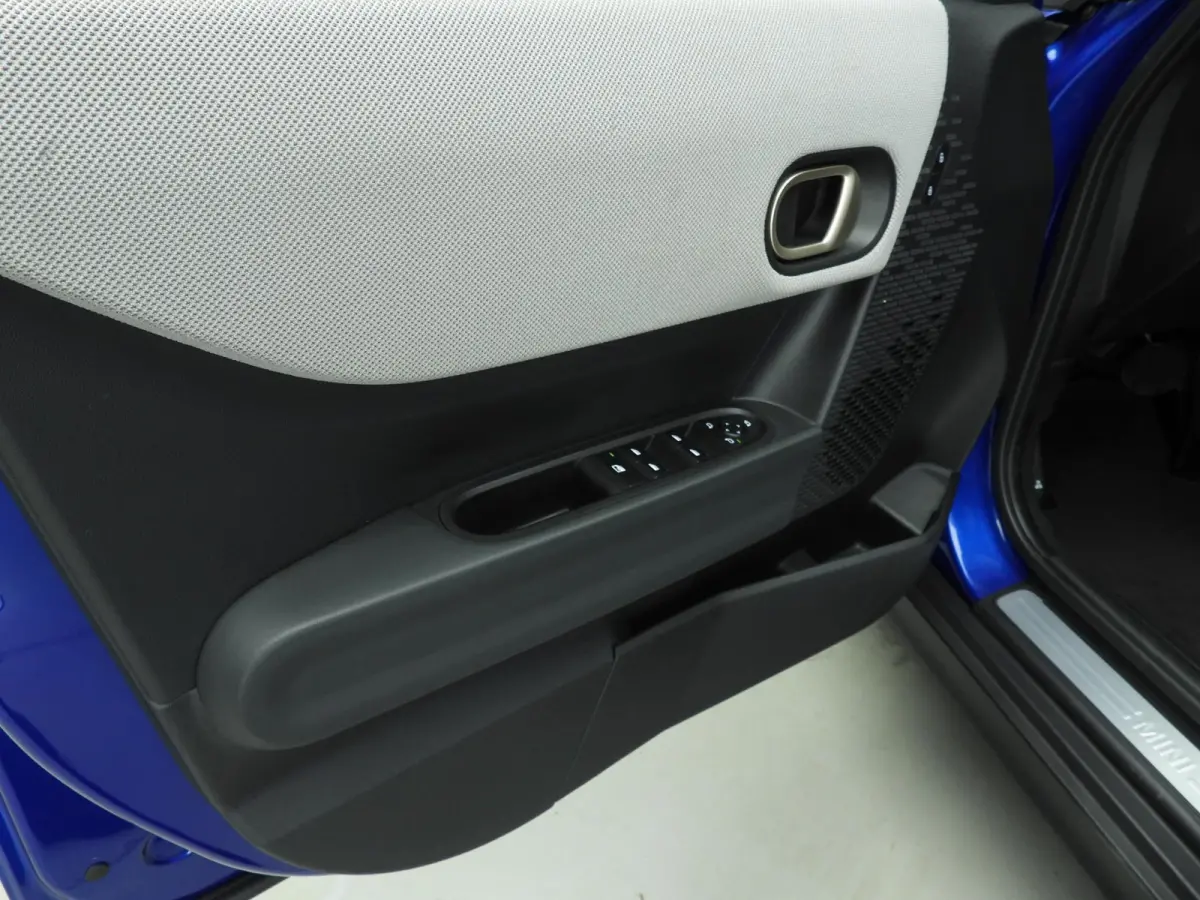 Cooper C Favoured M pakket / Panoramadak / JCW Stoelen / Harman-Kardon / Head-up / LED / Park assist / Alu wielen 17 inch