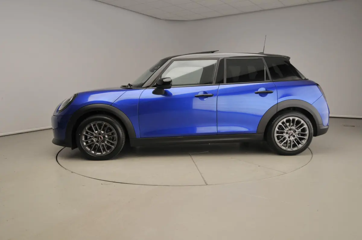 Cooper C Favoured M pakket / Panoramadak / JCW Stoelen / Harman-Kardon / Head-up / LED / Park assist / Alu wielen 17 inch