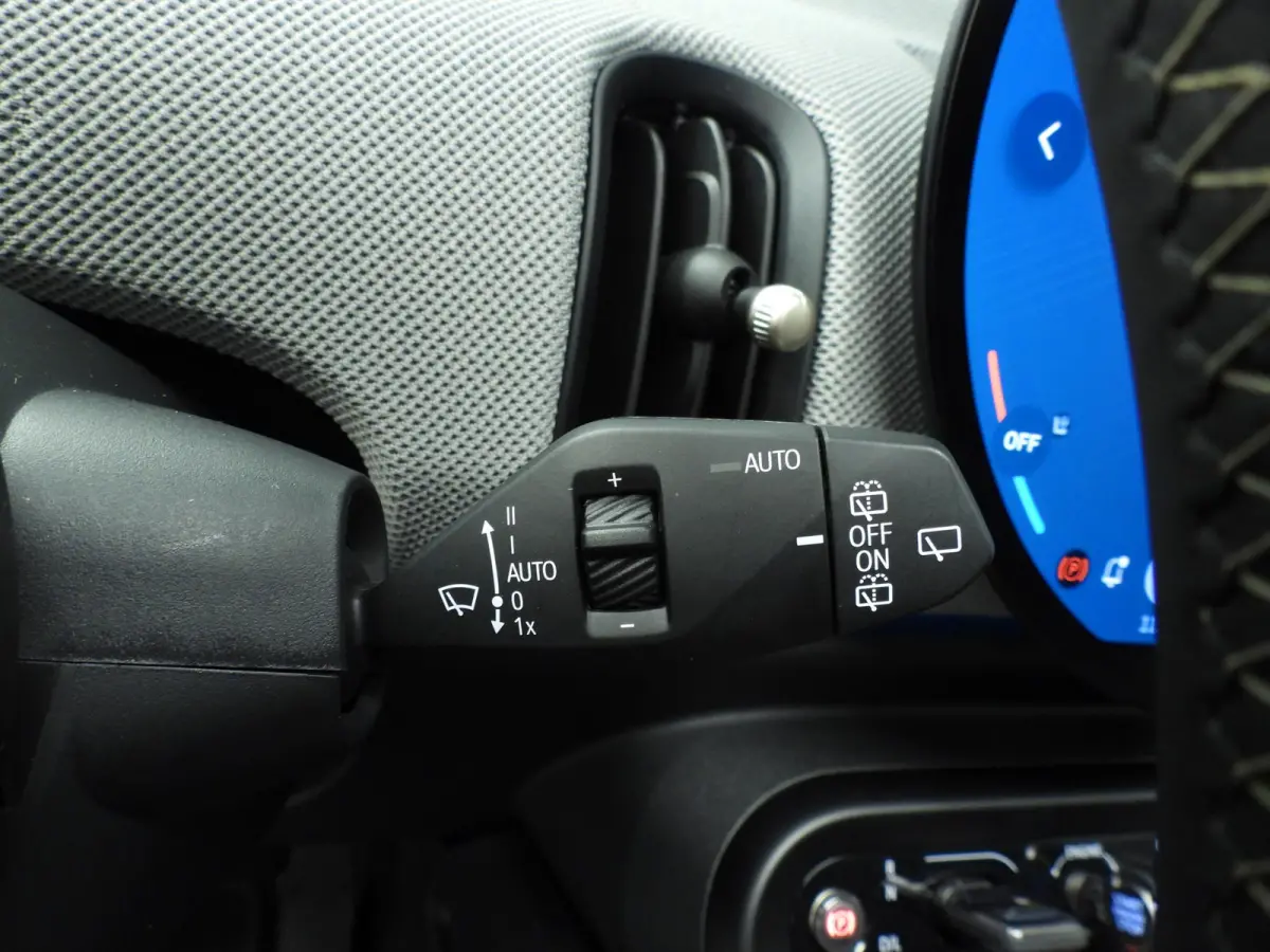 Cooper C Favoured M pakket / Panoramadak / JCW Stoelen / Harman-Kardon / Head-up / LED / Park assist / Alu wielen 17 inch