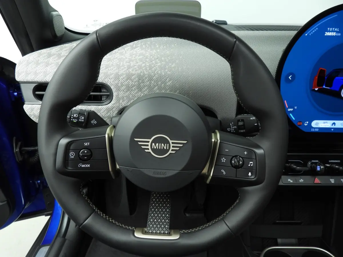 Cooper C Favoured M pakket / Panoramadak / JCW Stoelen / Harman-Kardon / Head-up / LED / Park assist / Alu wielen 17 inch