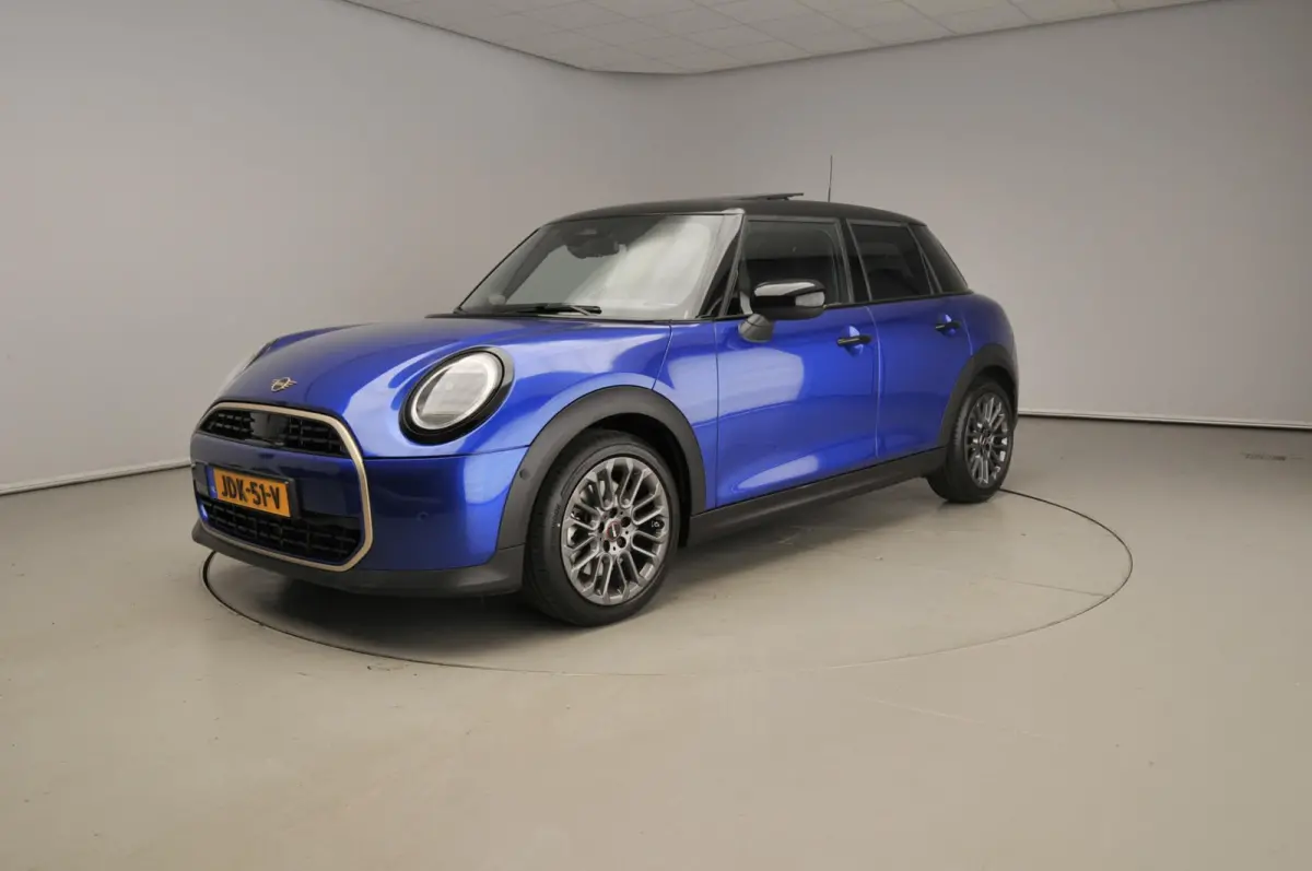 Cooper C Favoured M pakket / Panoramadak / JCW Stoelen / Harman-Kardon / Head-up / LED / Park assist / Alu wielen 17 inch