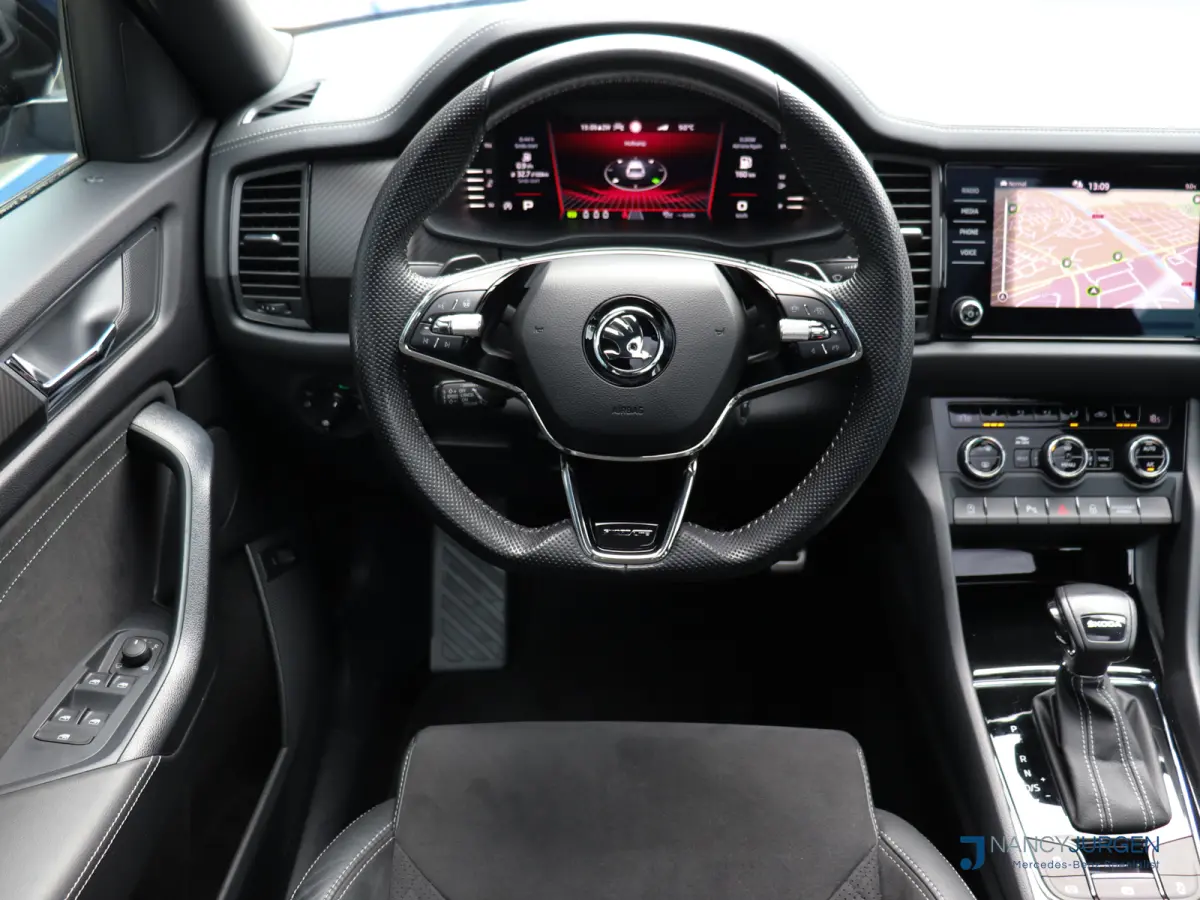 1.5 TSI | Sportline | Business | Pano | Camera | Assistentie Pakket | Comfort Pakket | Travel Pakket | 20" LM Vega | Virtual Cockpit | Wegdraaib. Trekhaak |
