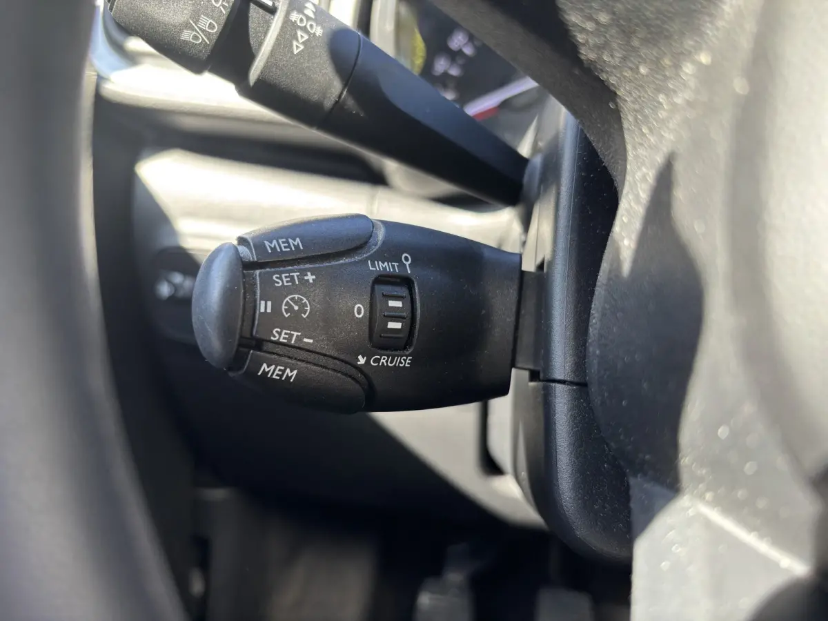 1.2 PureTech Feel GARANTIE/CARPLAY/CLIMA/CRUISE/NAVI/PARKEERSENS./TREKHAAK rijklaarprijs!