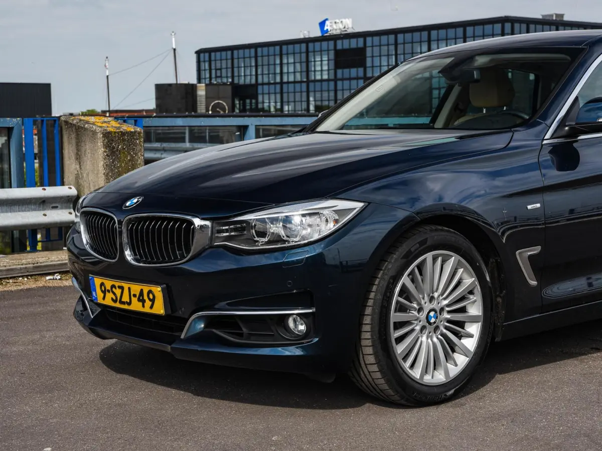 320i High Executive Luxury | 184 PK Aut. | Comfortzetels | Leder | Memory | Bi-xenon | Navigatie | Stoelverwarming