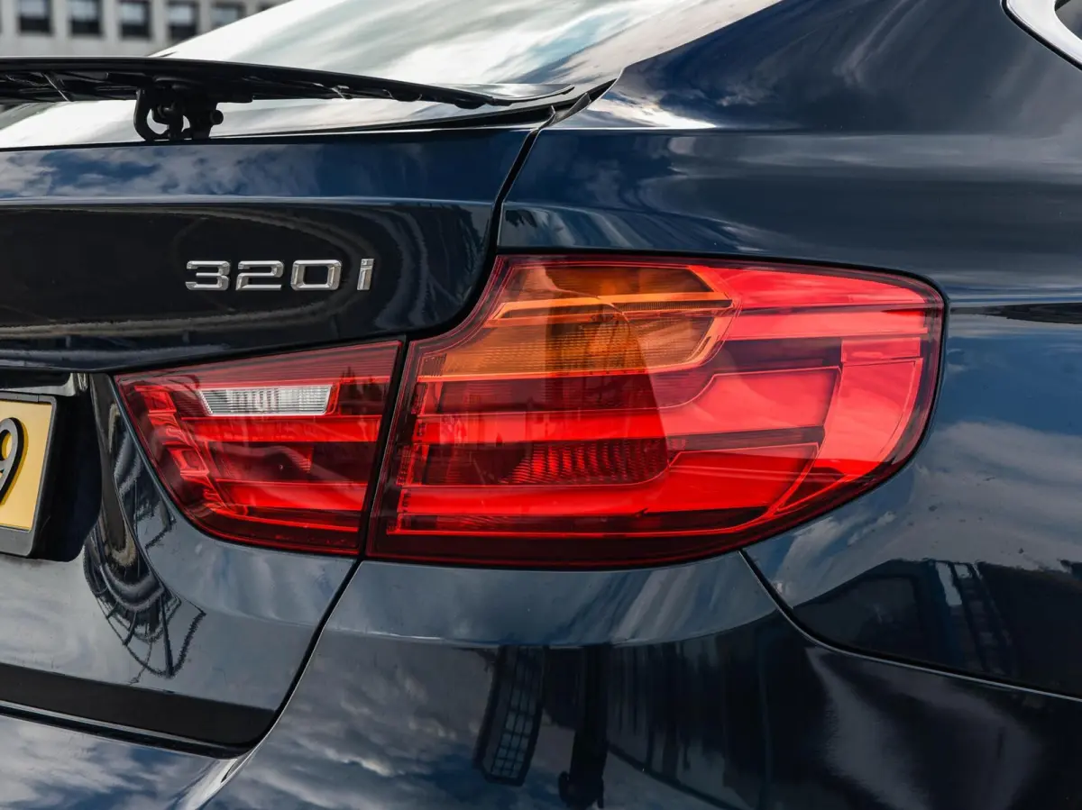 320i High Executive Luxury | 184 PK Aut. | Comfortzetels | Leder | Memory | Bi-xenon | Navigatie | Stoelverwarming