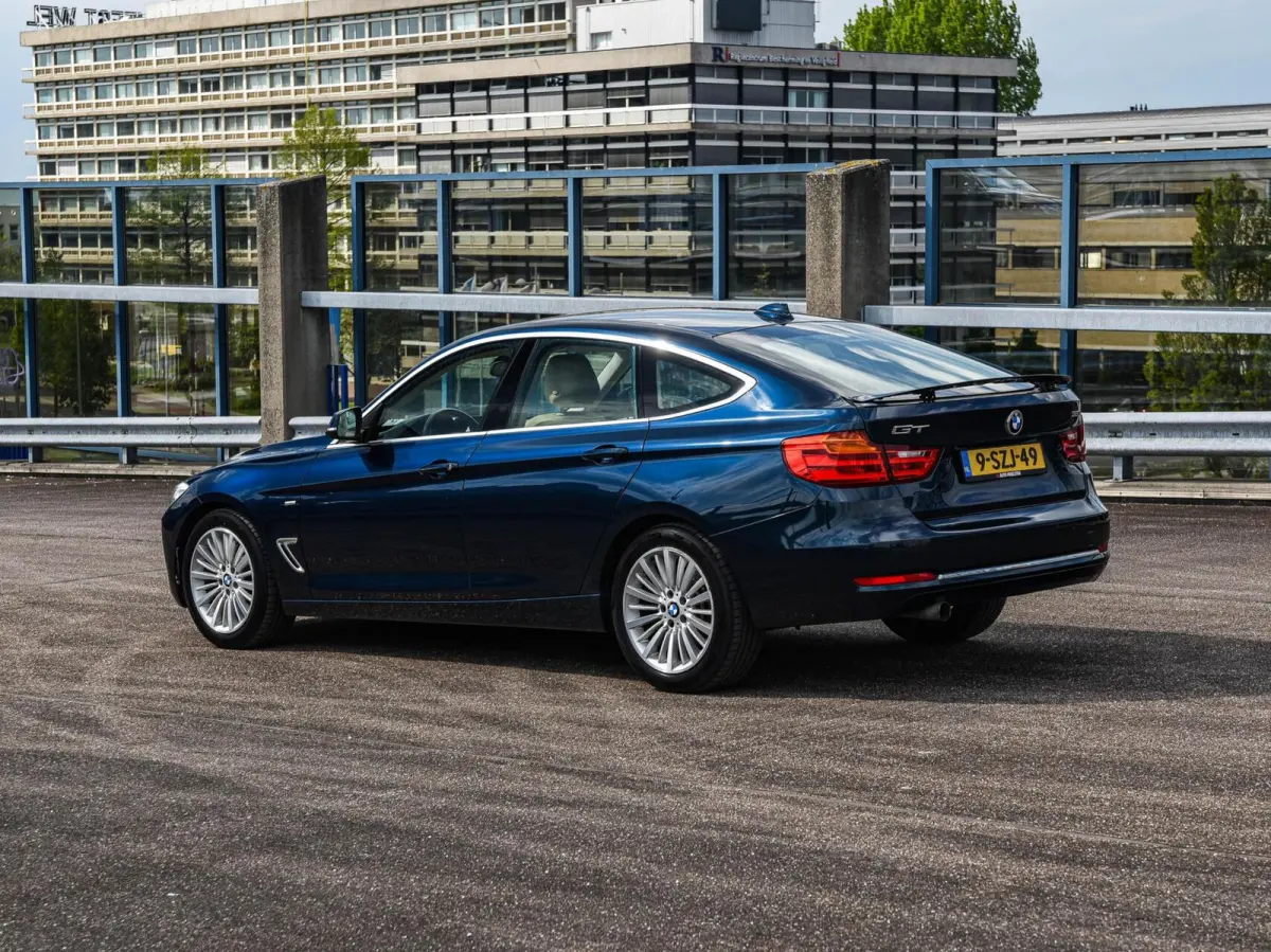 320i High Executive Luxury | 184 PK Aut. | Comfortzetels | Leder | Memory | Bi-xenon | Navigatie | Stoelverwarming