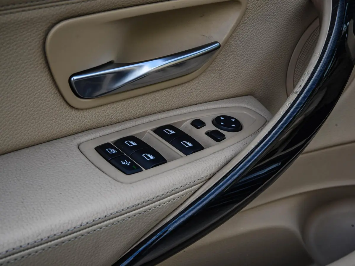 320i High Executive Luxury | 184 PK Aut. | Comfortzetels | Leder | Memory | Bi-xenon | Navigatie | Stoelverwarming
