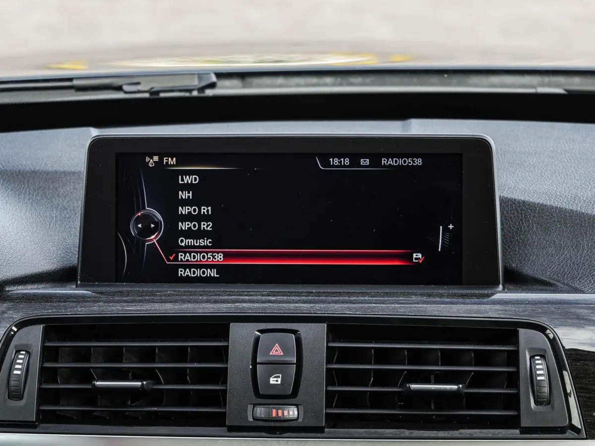 320i High Executive Luxury | 184 PK Aut. | Comfortzetels | Leder | Memory | Bi-xenon | Navigatie | Stoelverwarming