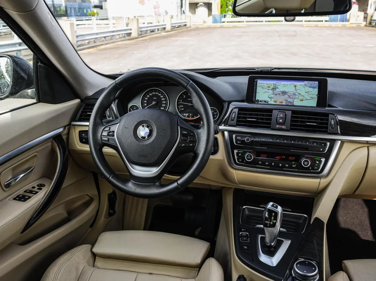 320i High Executive Luxury | 184 PK Aut. | Comfortzetels | Leder | Memory | Bi-xenon | Navigatie | Stoelverwarming