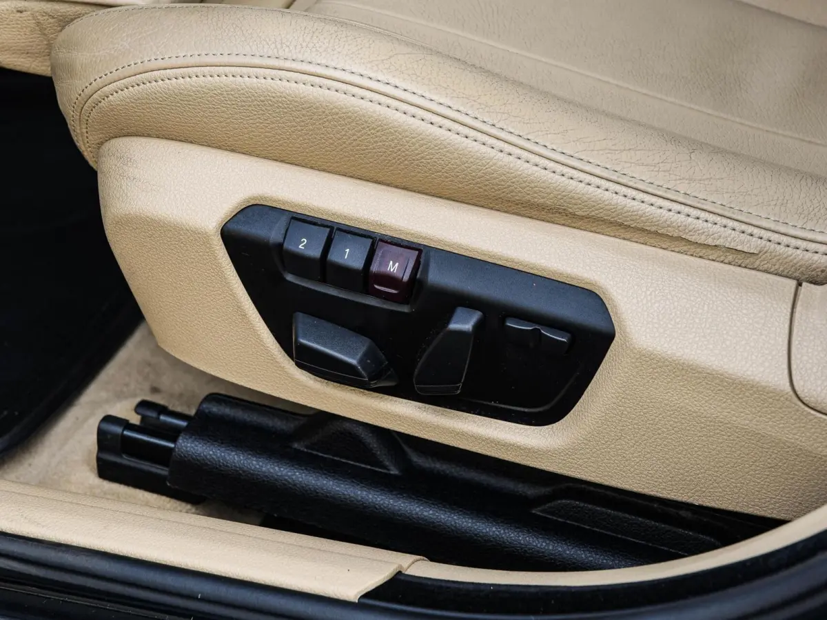 320i High Executive Luxury | 184 PK Aut. | Comfortzetels | Leder | Memory | Bi-xenon | Navigatie | Stoelverwarming