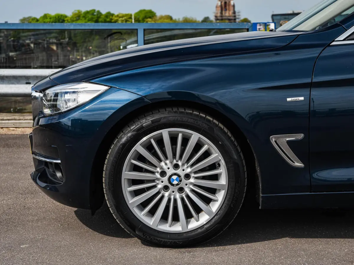 320i High Executive Luxury | 184 PK Aut. | Comfortzetels | Leder | Memory | Bi-xenon | Navigatie | Stoelverwarming