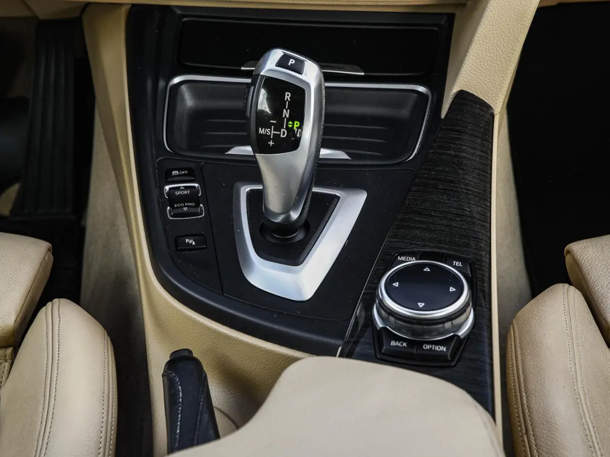 320i High Executive Luxury | 184 PK Aut. | Comfortzetels | Leder | Memory | Bi-xenon | Navigatie | Stoelverwarming