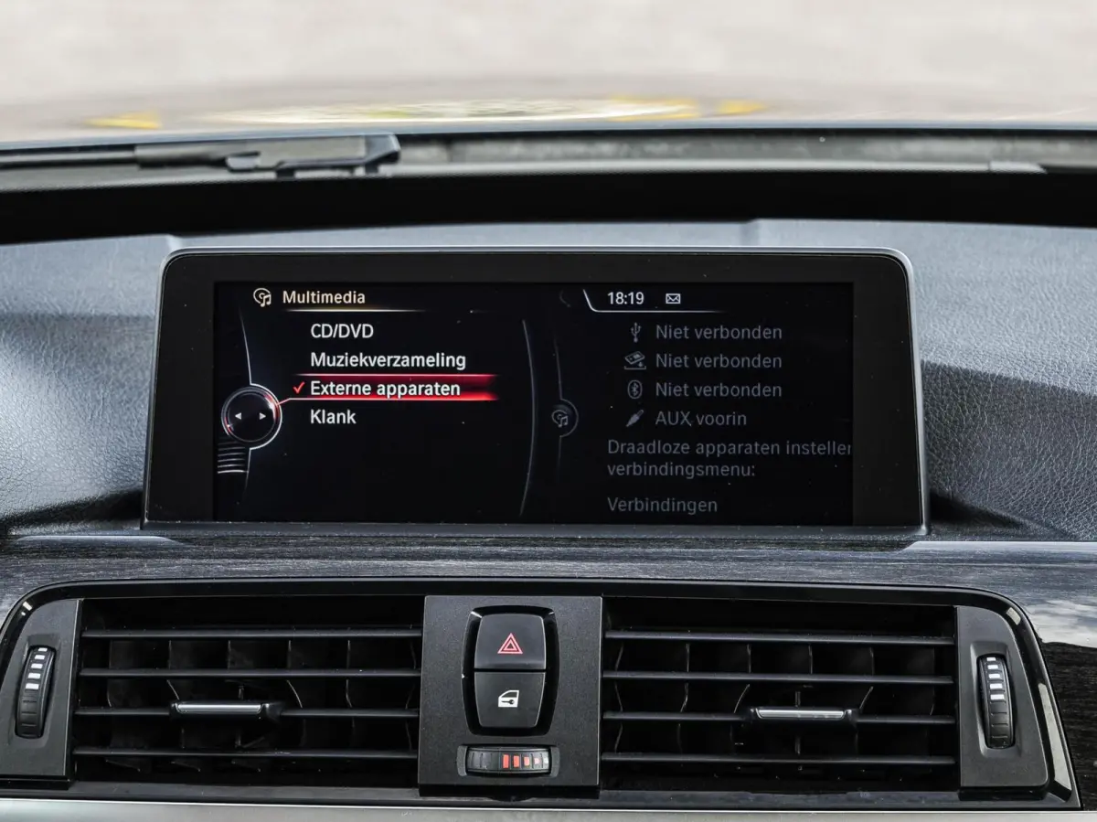 320i High Executive Luxury | 184 PK Aut. | Comfortzetels | Leder | Memory | Bi-xenon | Navigatie | Stoelverwarming