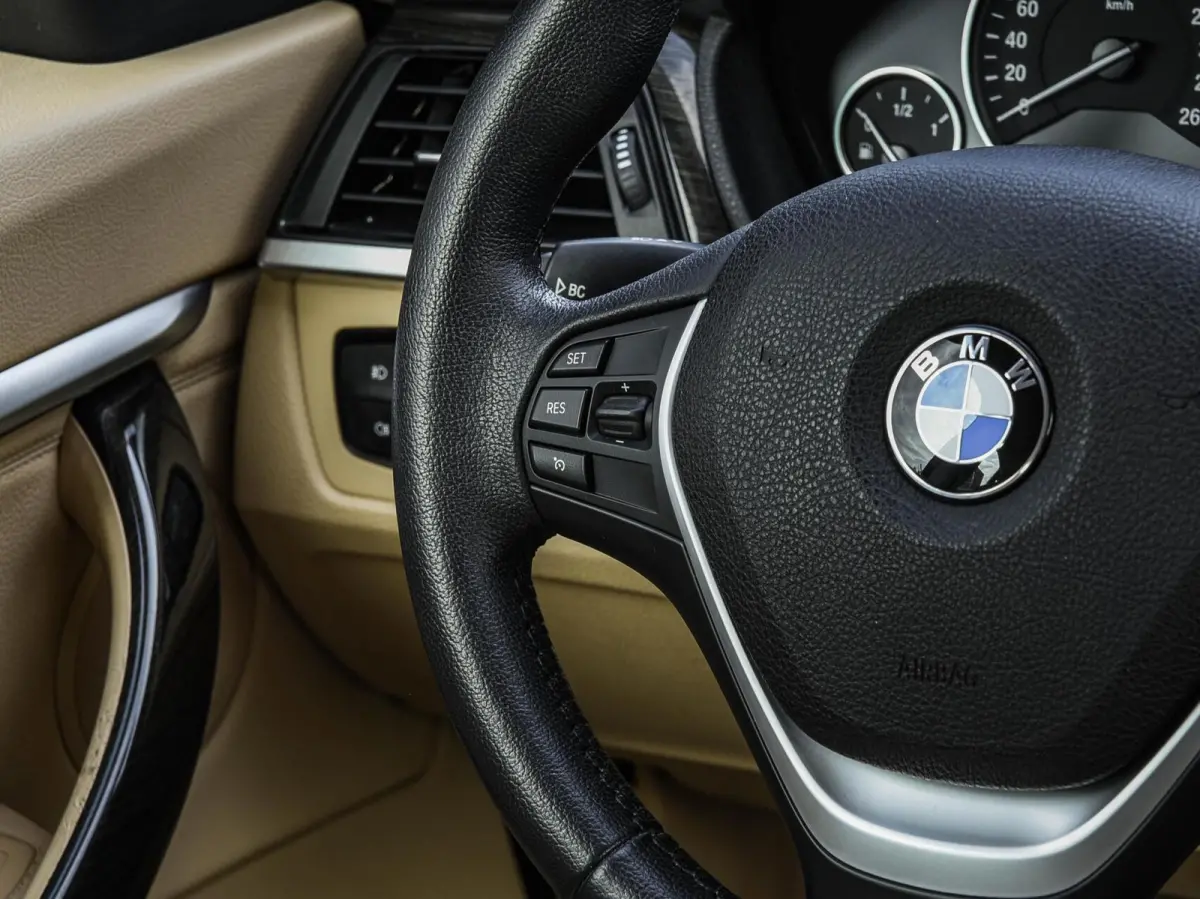 320i High Executive Luxury | 184 PK Aut. | Comfortzetels | Leder | Memory | Bi-xenon | Navigatie | Stoelverwarming