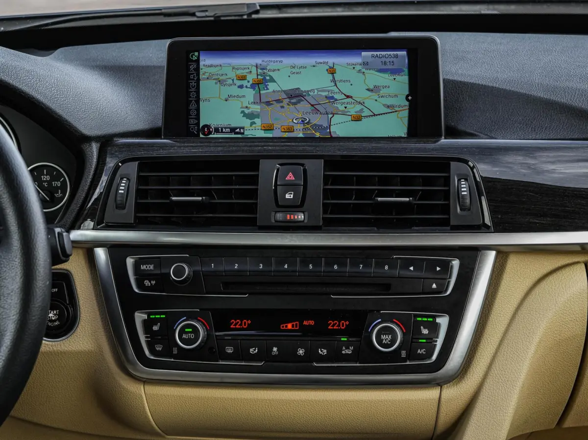 320i High Executive Luxury | 184 PK Aut. | Comfortzetels | Leder | Memory | Bi-xenon | Navigatie | Stoelverwarming