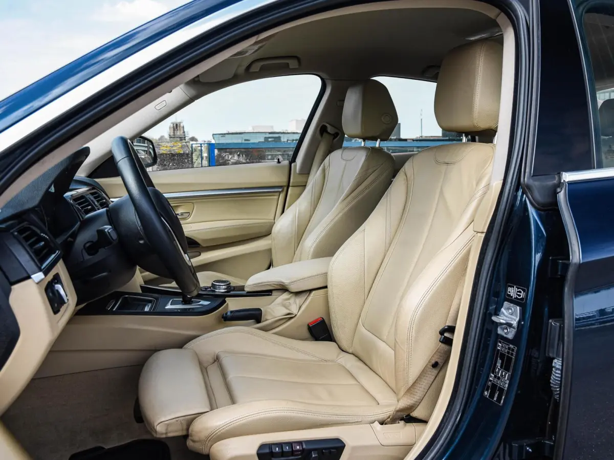 320i High Executive Luxury | 184 PK Aut. | Comfortzetels | Leder | Memory | Bi-xenon | Navigatie | Stoelverwarming