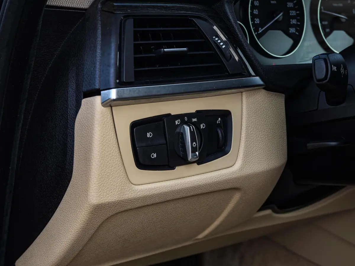 320i High Executive Luxury | 184 PK Aut. | Comfortzetels | Leder | Memory | Bi-xenon | Navigatie | Stoelverwarming